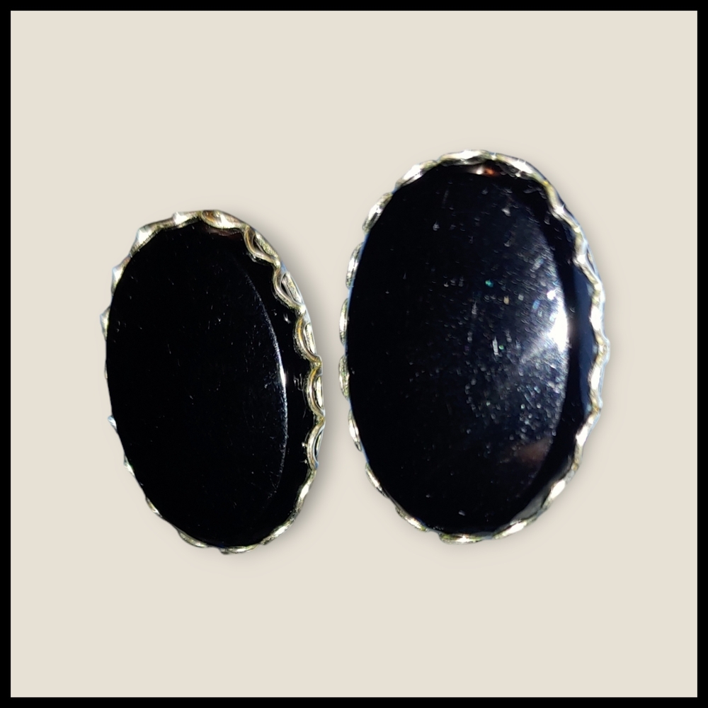 Vintage Screw Back Black Oval Earrings - Picture 2 of 9